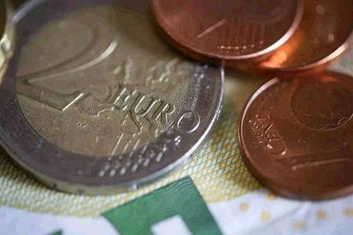 以小妮为例。她春节期间去韩国旅行，带了一张MasterCard的人民币-美元双币卡，所消费的韩元在入账时就需要换成美元，这就会产生【货币转换费】。该费用由国际卡组织向发卡银行收取，但通常发卡银行会将这笔费用转嫁给她。