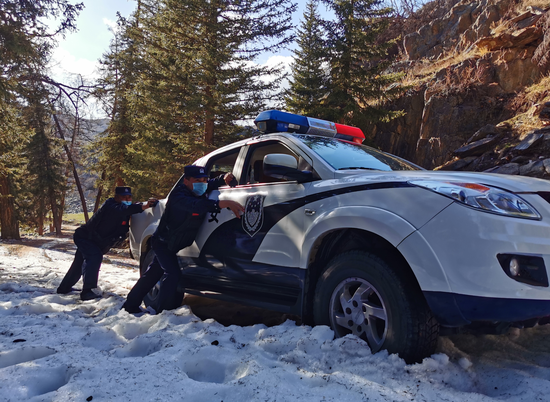 2020年4月18日，民警正在奋力推出被困的巡逻车辆。张家旭 摄